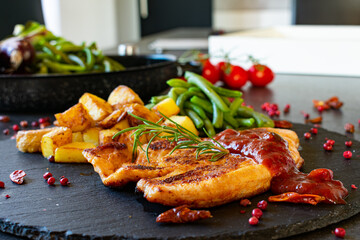 Putensteak gebraten mit Röstkartoffeln und grünen Bohnen