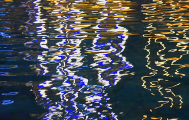 Farbstarke Reflexion auf der Wasseroberfläche