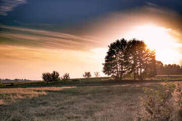 Zachodzące słońce na polu © Dawid