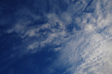 Ciel nuageux en plein été