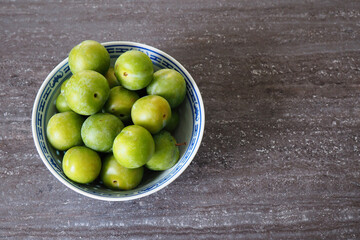 Bol de prunes sur une table