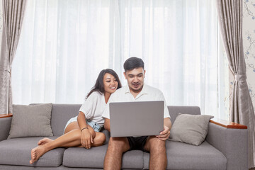 Naklejka premium Couple have video chat with his friends