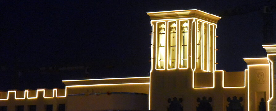 Windturm in Dubai mit n&auml;chtlicher Beleuchtung