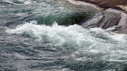 water flowing into the waves