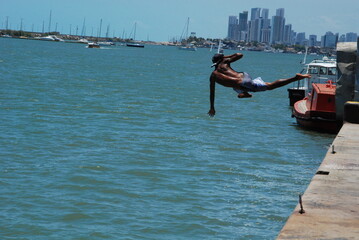 Rapazes mergulhando no mar. Porto da Cidade do Recife.