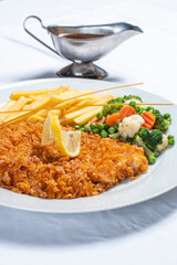 Schnitzel Knusperpanade mit Pommes