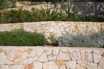 Garten und Landschaftsbau: Terrassenförmige Gestaltung eines Hanggrundstücks mit Mauern aus...