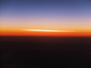 Fototapeta na wymiar 日暮れ後にグラデーションの空に輝く筋状の雲