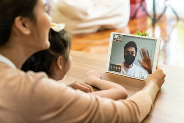 Quarantine father make video call to family - obrazy, fototapety, plakaty