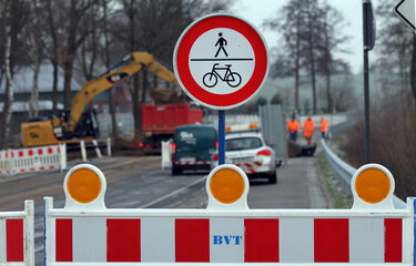 Baustelle mit Verkehrsschild und Leitbake - Durchfahrt verboten - Stra&szlig;ensanierung