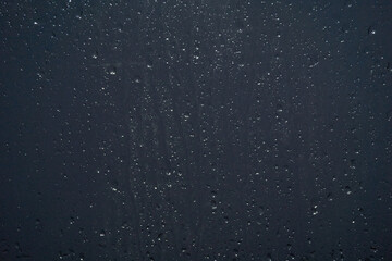 Obraz premium Raindrops running down the glass, evening.