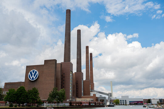 Wolfsburg, Niedersachsen / Deutschland - 27. Juli 2020: Hauptsitz der AG in Wolfsburg, Deutschland -ist einer der weltweit f√ºhrenden Automobilhersteller