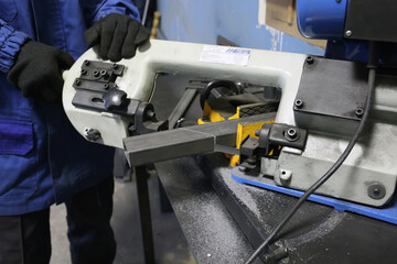 band saw cutting tool steel bar by automatic feed