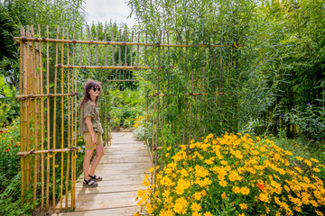 Femme au Festival des jardins de la Saline Royale d'Arc-et-Senans