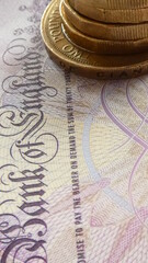 Napis Bank of England na banknocie.