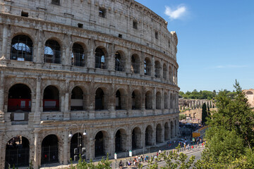 Fototapeta na wymiar roman colosseum surrounded by tourists