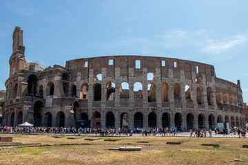 Fototapeta na wymiar roman colosseum surrounded by tourists