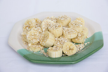 Banana sliced with oatmeal inside the plate