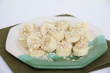 Banana sliced with oatmeal inside the plate