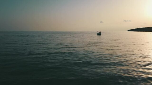 Lot dronem nad Morzem Śr&oacute;dziemnym o zachodzie słońca, Cypr