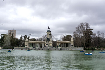 Fototapeta na wymiar Artifical lake and monument to Alfonso XII in the Buen Retiro Park, one of the main attractions of Madrid, Spain.
