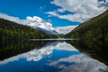 Fototapeta na wymiar Mountain landscape with reflection on a hiking trail in Alaska