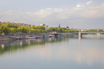 Fototapeta na wymiar Lyon panoramas et reflets