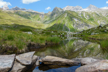 Bergsee mit Alpenspiegelung in Tirol