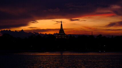Obraz premium The stunning Shwedagon pagoda in Yangon, Myanmar. A stunning red filling the sky around this exciting building.