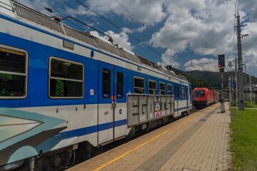 Obraz premium Payerbach-Reichenau station with electric blue old passenger unit in summer day