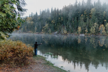 Fototapeta na wymiar fishing at the lake