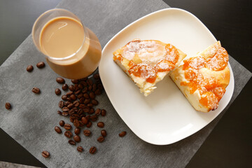 Schmandkuchen mit Eiskaffee