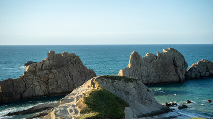Espectacular vista, playa rocosa, costa del mar