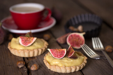 tartlets with custard cream and figs