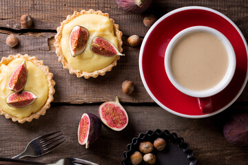 tartlets with custard cream and figs