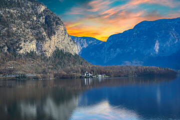 Fototapeta na wymiar Lake hallstatt twilight with mountain and castle in Austrian Alps