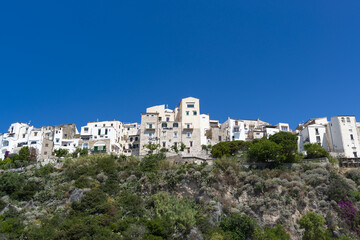 Journée ensoleillée au bord de mer à Sperlonga en Italie