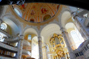 Fototapeta na wymiar The inside dome of the Frauenkirche in Dresden, Germany. 