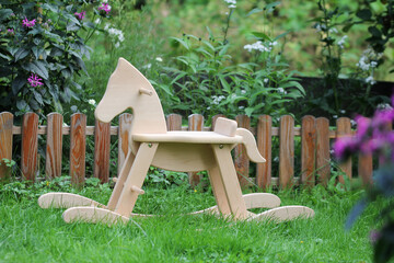 Kinderspielzeug Schaukelpferd aus Holz