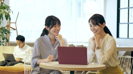 コワーキングスペースで働く男女