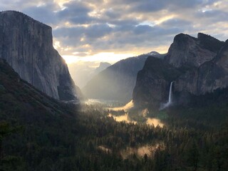 Fototapeta na wymiar Yosemite sunrise 