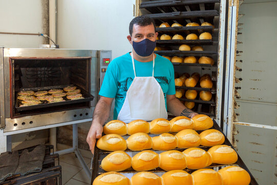 Padeiro usa m&aacute;scara de prote&ccedil;&atilde;o contra coronav&iacute;rus no trabalho, em Guarani, estado de Minas Gerais, Brasil.