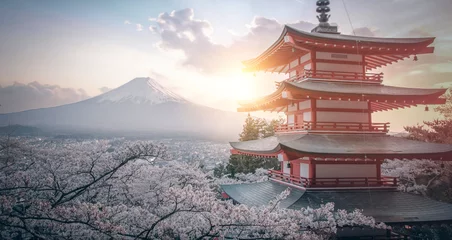 Crédence de cuisine en verre imprimé Tokyo Fujiyoshida, Japon Belle vue sur la montagne Fuji et la pagode Chureito au coucher du soleil, le japon au printemps avec des fleurs de cerisier