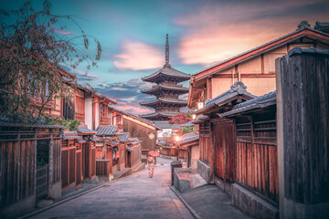 Naklejka premium Asian women wearing traditional japanese kimono among at Yasaka Pagoda and Sannen Zaka Street in Kyoto, Japan.