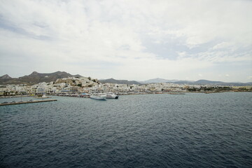 Fototapeta na wymiar the ferry arriving at white buildings island, Greece, Europe