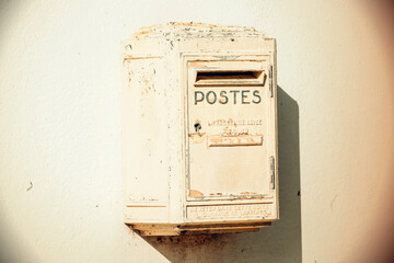 Ein alter, französischer Briefkasten