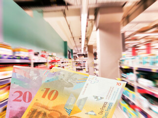 Supermarkt und Geldscheine Schweizer Franken