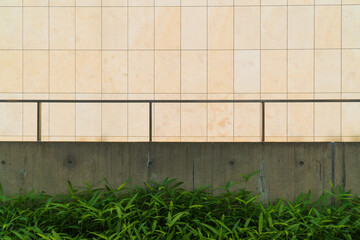 大きなタイルのビルの壁