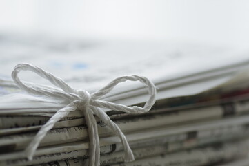 束ねた新聞の結び目