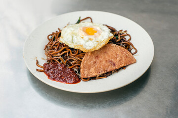 Singapore fried noodles with luncheon meat and a fried egg